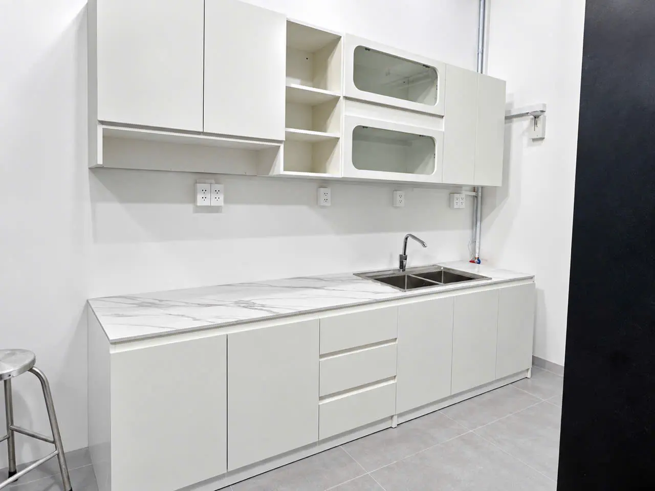 Tủ bếp chung cư và bếp nhỏ: 8 mẹo bố trí cho gọn và đủ chỗ
